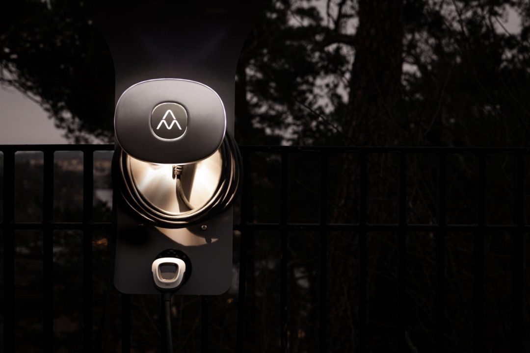 Charge Amps Halo 11 kW latausasema sivusta